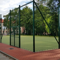 Set of elements for the installation of protective nets on outdoor playgrounds