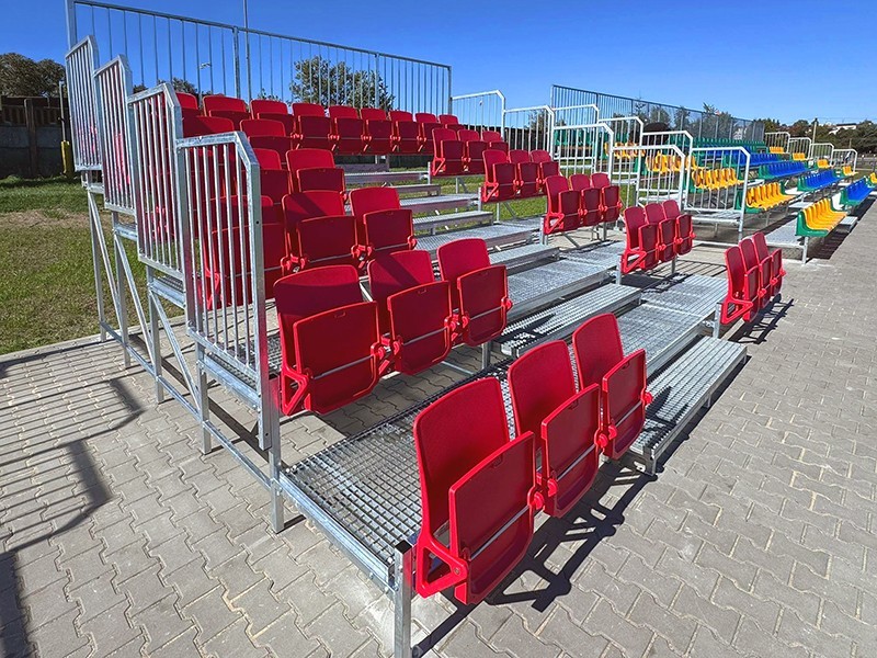 6-row stationary tribune...