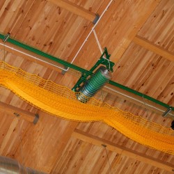 Construction for vertical lifting and lowering of the curtain with electric drive