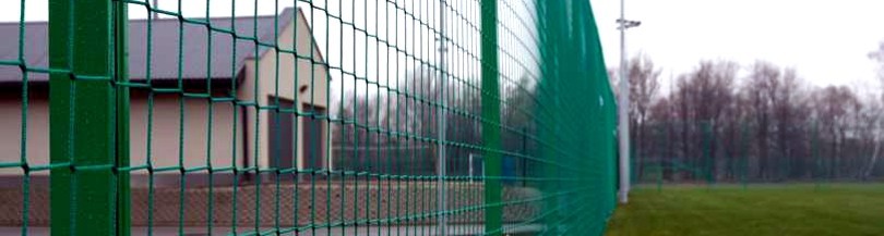 Protective nets on steel structures for outdoor sports fields