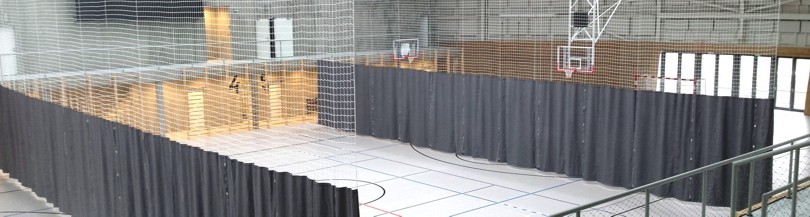 Dividing curtains lifted vertically and horizontally shifted, made of fabric or PVC