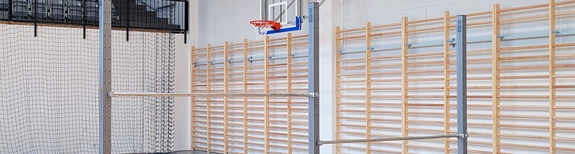 Horizontal gymnastic bars with adjustable crossbar height and climbing bars